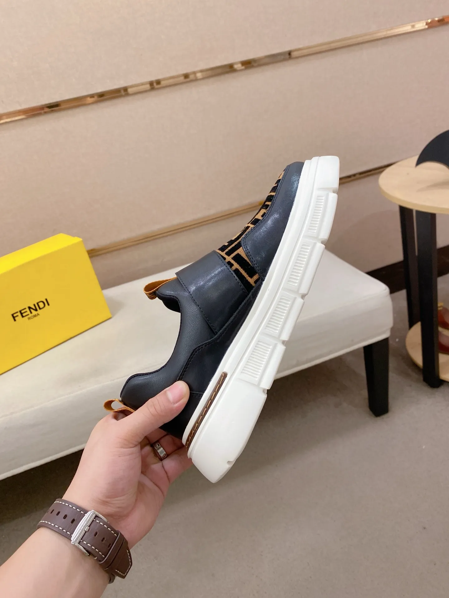 Men's shoes 💰 400💰 (fendi) New style 👊🏻 upper 🇮🇹 imported cowhide fabric 🇩🇪 lining imported sheepskin lining. The original outsole is molded to highlight the identity of every man, and the upper foot is elegant and stable🚶🏻🚶🏻The high-end custom counters reproduce the original version📯No matter the wind or rain, the shoe last remains unchanged and can withstand the verification of time🔍️,🔵 Size: 38-44